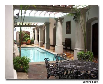 La Gran Francía was once a private home. It now serves as a cozy private hotel where guests can relax and swim in the pool, located just outside the rooms.