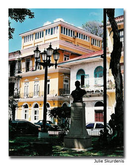 Historic parks such as the Plaza de Francia dot the streets of Casco Viejo. 