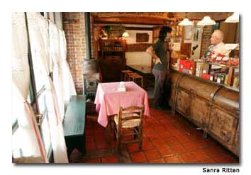 La Olla de Cobre is a quaint chocolate shop where one can laze the afternoon away sipping on frothy beverages. 
