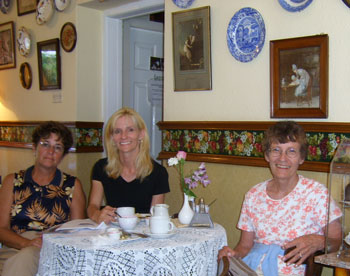 Managing editor Janna Graber and her mom, Sandy Miller, chat with American traveler Marsha Maxey at Corrinda&rsquo;s Tea Room in Edinburgh, Scotland (see High on the Hill).