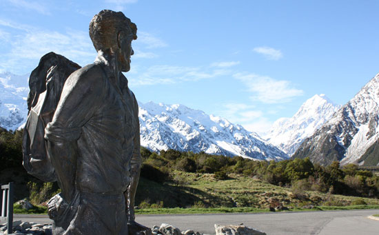 Statue of Sir Edmund Hillary with Aoraki/Mount Cook in the distance. Photo by Richard Varr. 