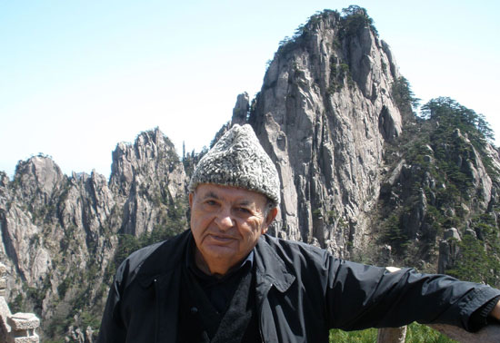 At 86, travel writer Habeeb was determined to see China's Huangshan Mountain. He just took an usual way down.