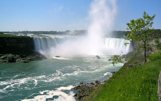 Maid of the Mist boat approaches the Falls