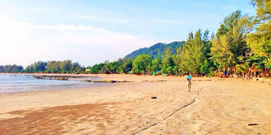 A quiet walk on the beaches of Ko Lanta. Photo by Ling Xin Sia