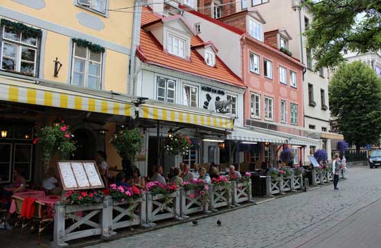 Sidewalk cafes in Old Town Riga. Photo by Janna Graber