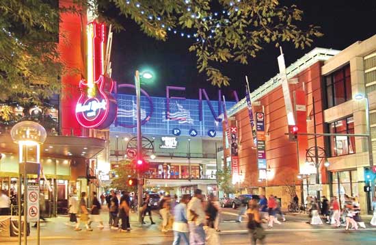 Shopping along the 16th Street Mall in Denver. Photo by Steve Crecelius/Visit Denver