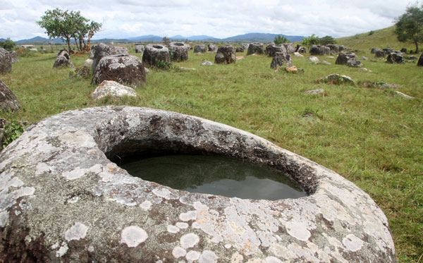 In Laos, in the Xieng Khuang province are sandstone figures that look very familiar to dishe