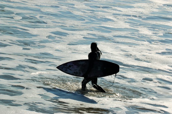 Gearing up for a good surfing session at Bois Plage in Ile de Ré. Photo by Lesley Williamson