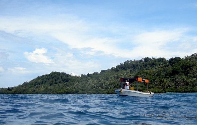 Dive boat in the lagoon. Flickr/Matt Kieffer