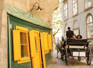 Riding through the old town in a traditional horse-drawn carriage. ©WienTourismus / Peter Rigaud