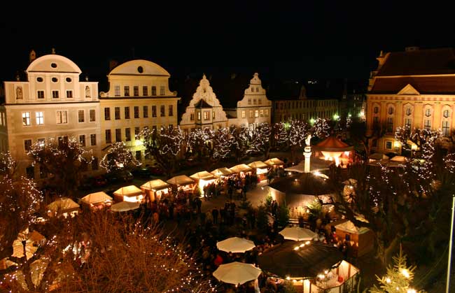 Christmas market on Karlsplatz in Neuburg. Photo by Stadt Neuburg an der Donau