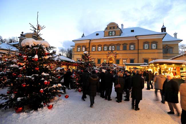 At Hellbrunn Palace, the castle facade is turned into a giant advent calendar.