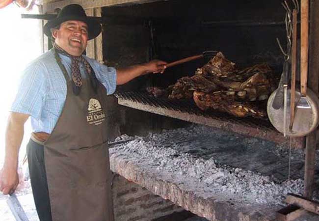 Guests dine well at El Ombú de Areco. Photo by El Ombú de Areco