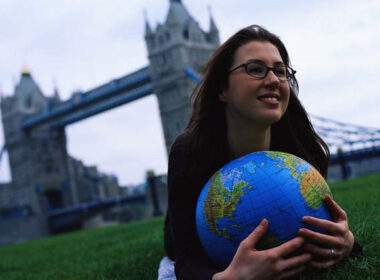 Customs around the globe are often different from those we're used to. To avoid mishaps while traveling internationally, it helps to learn what is considered polite – and what isn’t.