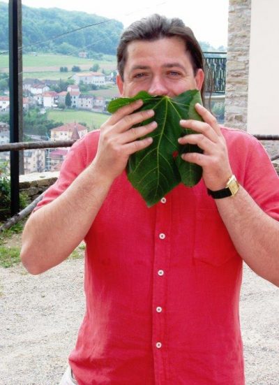 Piedmont Cheese hunter sniffing leaves. Photo by Victor Block