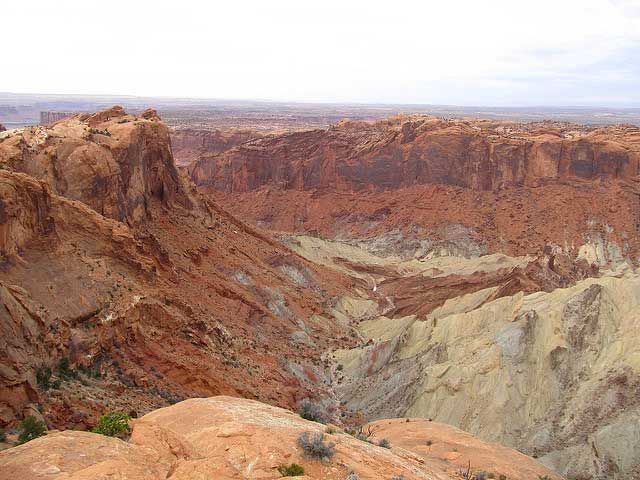 Eine Top-Site in den Canyonlands ist der Upheaval Dome, eine Einschlagstruktur, die tief erodierten Überreste eines Einschlagkraters, im Canyonlands National Park südwestlich der Stadt Moab, Utah.