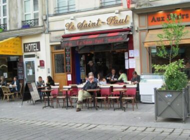 A sidewalk cafe in Marais, Paris. Photo by Victor Block