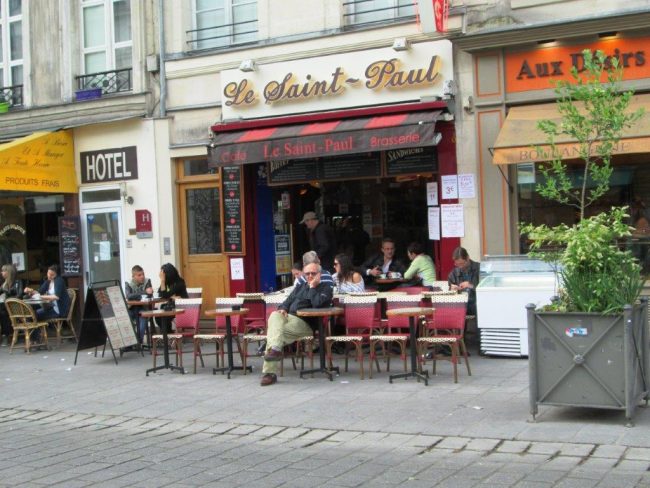 A sidewalk cafe in Marais, Paris. Photo by Victor Block