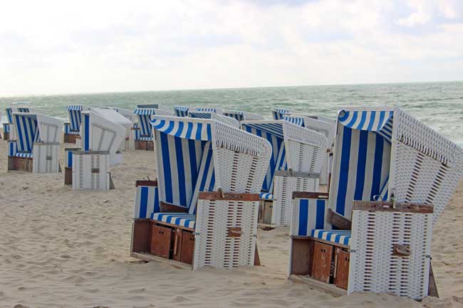 Travel on Sylt - Strandkörbe are hooded windbreak chairs made of wicker and wood paneling. Some are produced right here on the German island of Sylt. Photo by Janna Graber