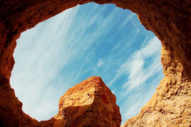 At the entrance of Wadi Sannur Cave. Flickr/_ Mohamed El-Gayar