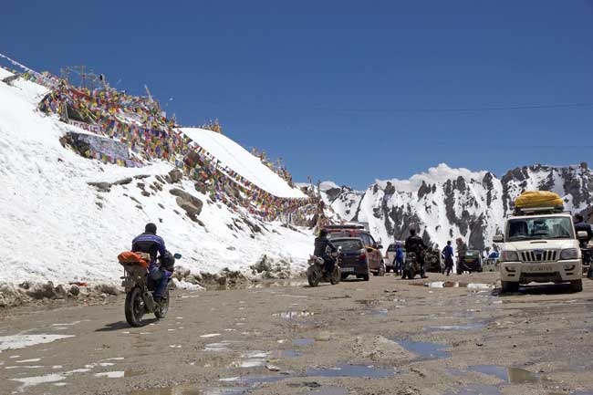 Road trip through Khardung Pass in India. Antonella865/Dreamstime.com