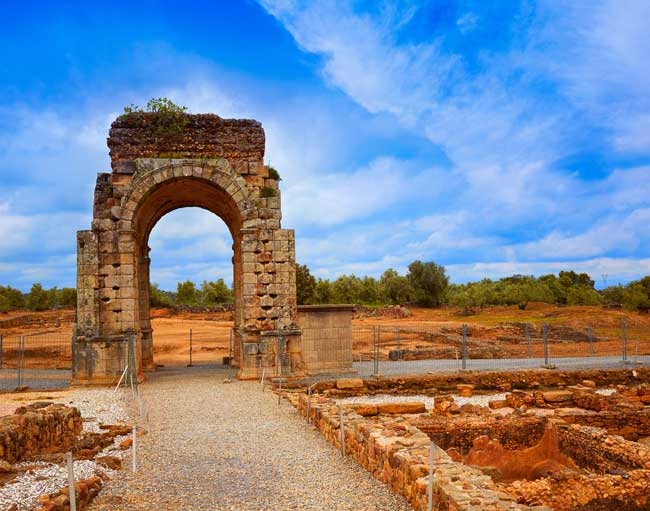 Roman Gate, Via de la Plata: Luna Marina, Dreamstime.com