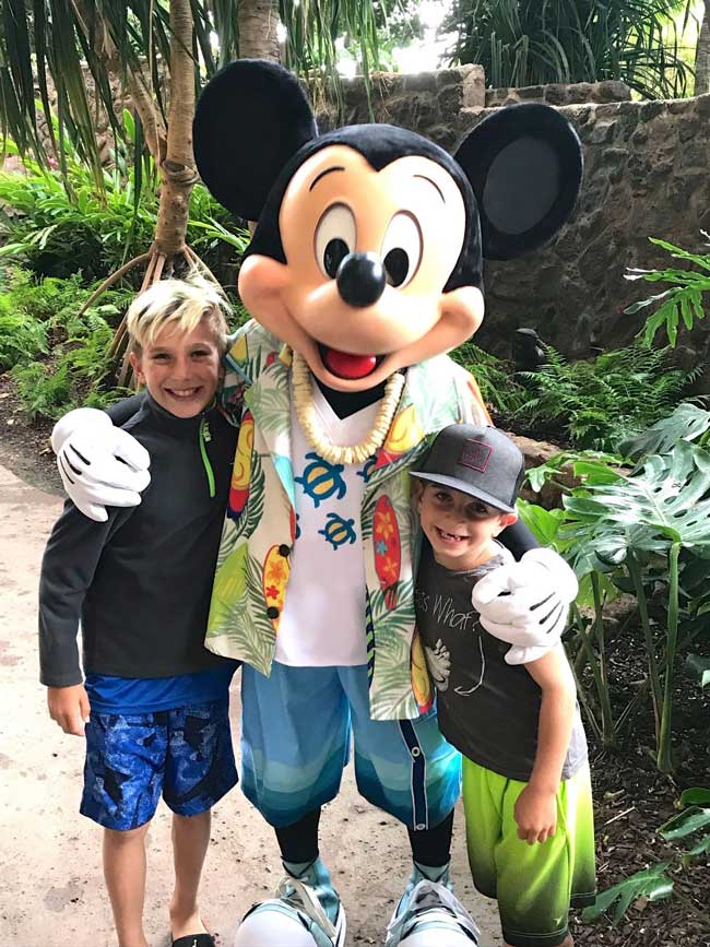 Posing with Disney characters at Aulani, A Disney Resort and Spa in Oahu