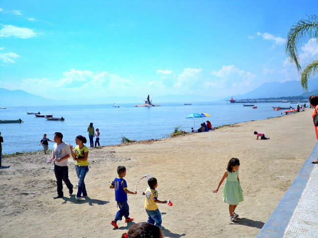 Beaches in Lake Chapala, Mexico. Photo by Carol L. Bowman