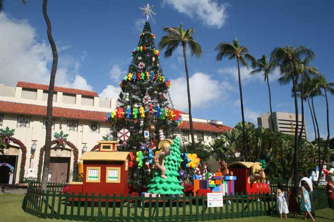 Honolulu Hale (City Hall) Christmas tree. Flickr/Cliff