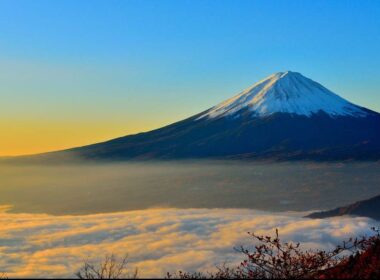 Hire a climbing guide on Mount Fuji