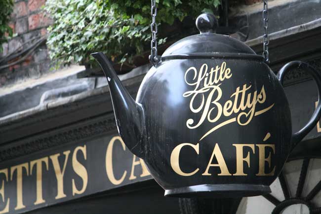 Little Betty's Cafe Tea Rooms. Flickr/betulì