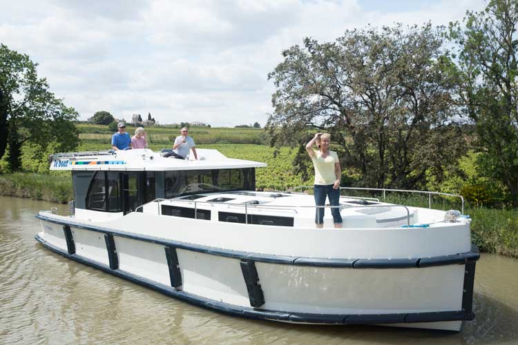 Cruising the Rideau Canal in a houseboat