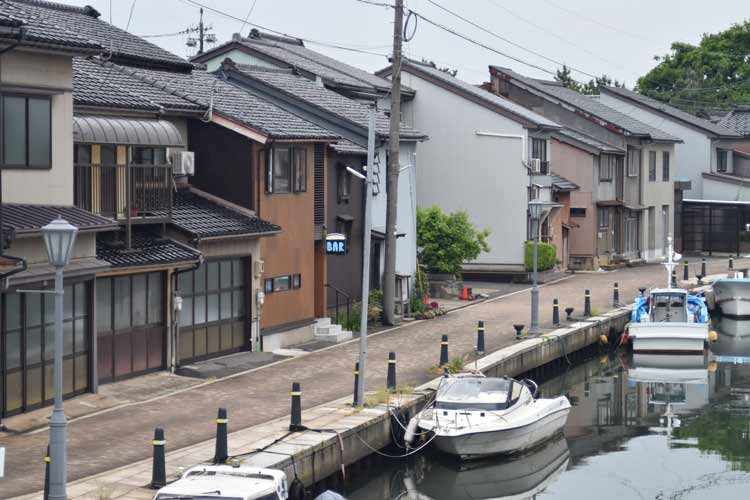 Bridge Bar is located along a harbor in Shinminato. Photo by Photo by Masayoshi Sakamoto.