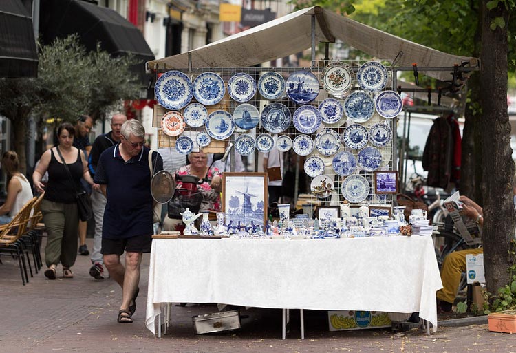 Delft blue on a market stand