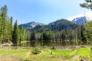 Rocky Mountain National Park offers scenic hikes for all levels. Image by nomadsoulphotos via Canva