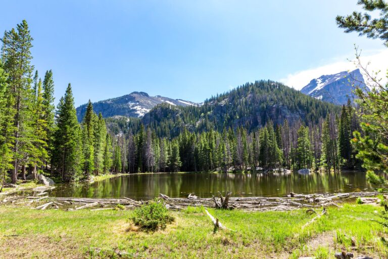 Rocky Mountain National Park offers scenic hikes for all levels. Image by nomadsoulphotos via Canva