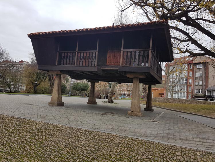 Horreo in Plaza de Carbayedo