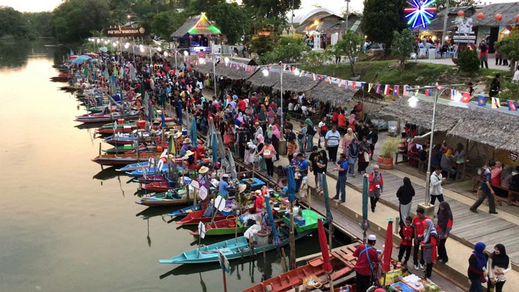 Khlong Hae Floating Market near Hat Yai