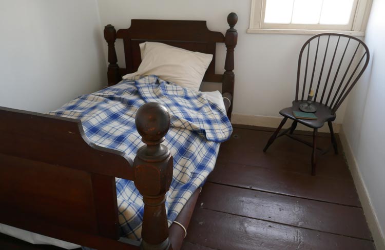 Poe's Cottage Bed