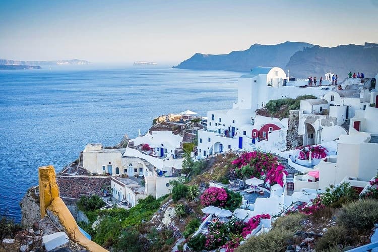 Asombrosa vista del pueblo de Oia Santorini, Grecia