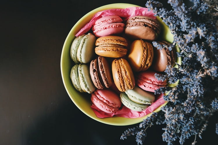 Easily bake macarons with the help of youtube recipes