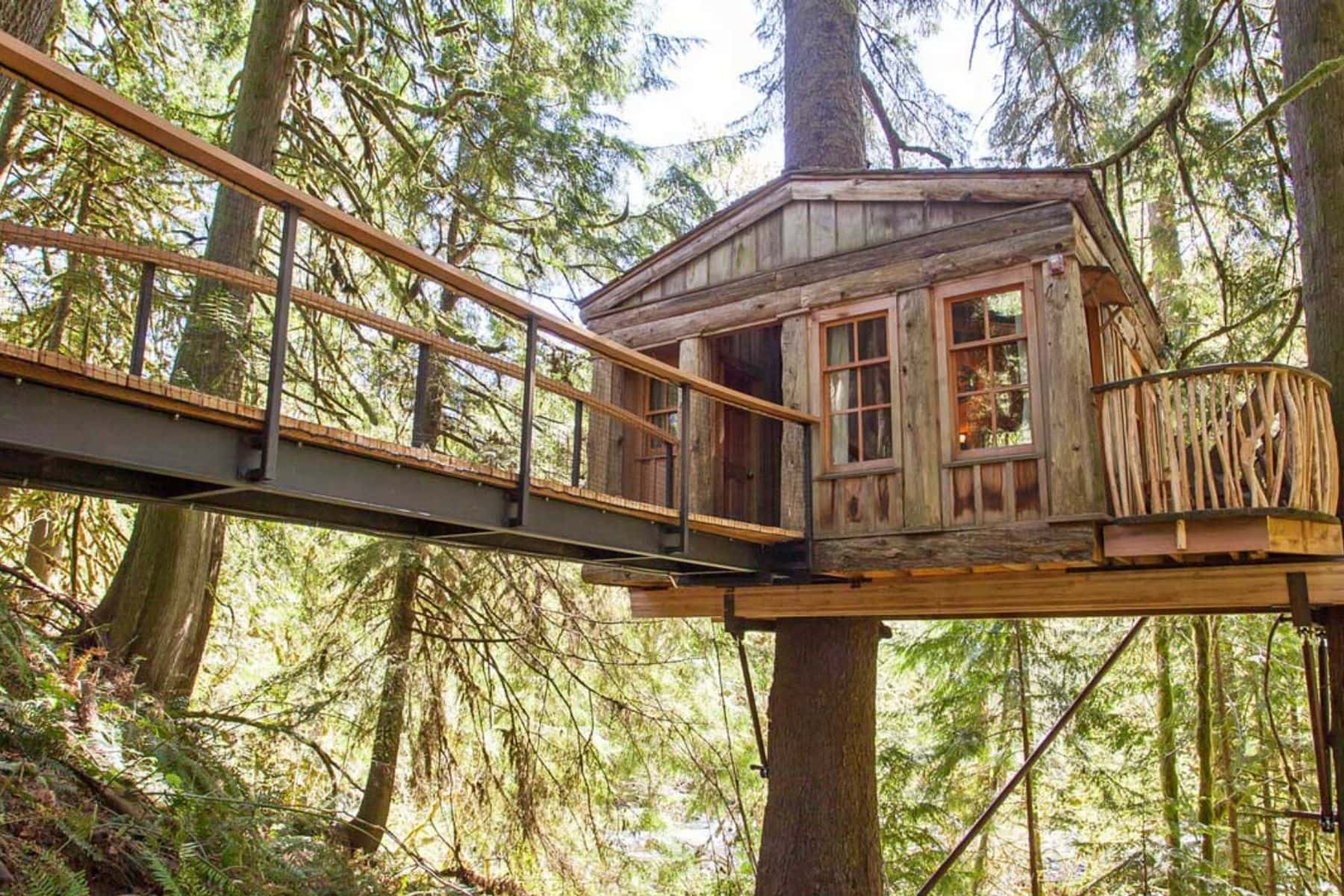 10 Unusual Places to Stay in the USA: From Submarines to Treehouses