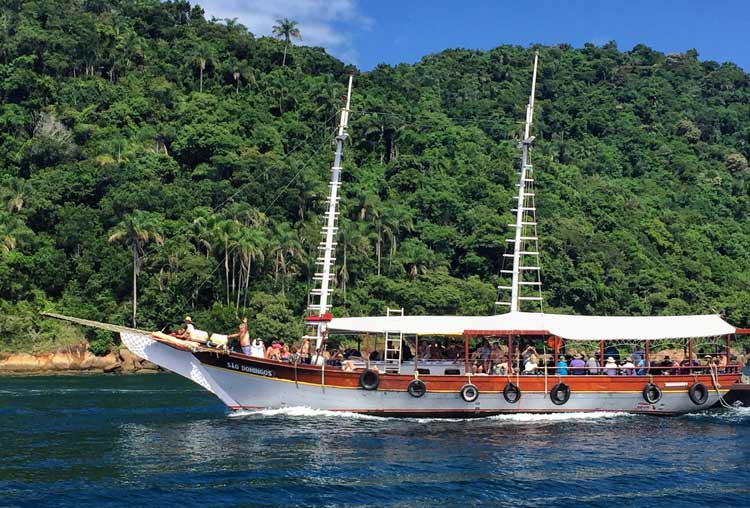 One of many schooners sailing at Ilha Verde.