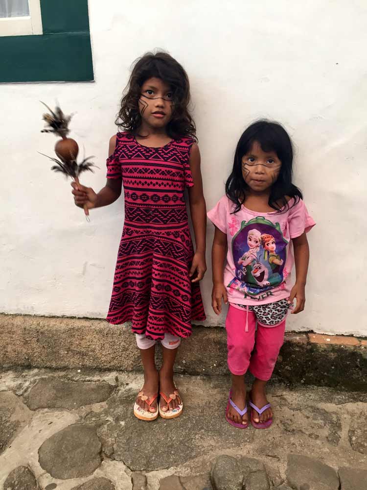 Kids hanging out in the streets in Paraty. 