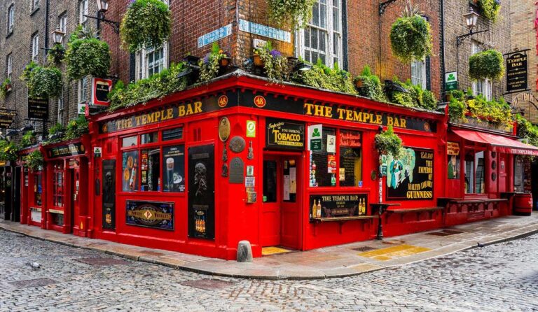 One of the top things to do in Ireland is to visit the pubs in Dublin.