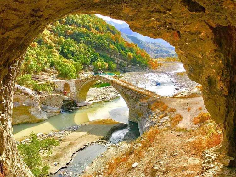 Katiu Bridge by Benje in Permet.