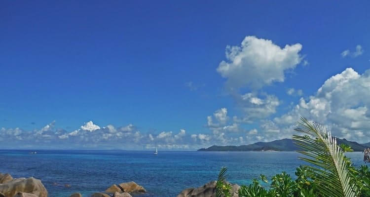 seychelles-la-digue-sailing-min