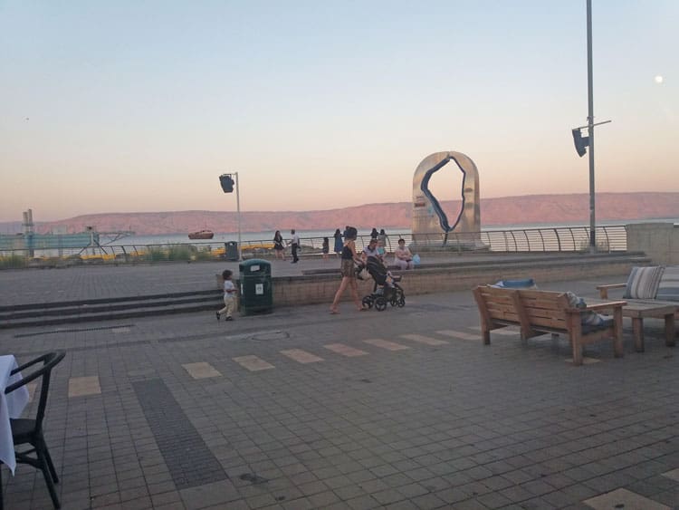 Walking on the tayelet (the promenade). Photo by Isabelle Esling