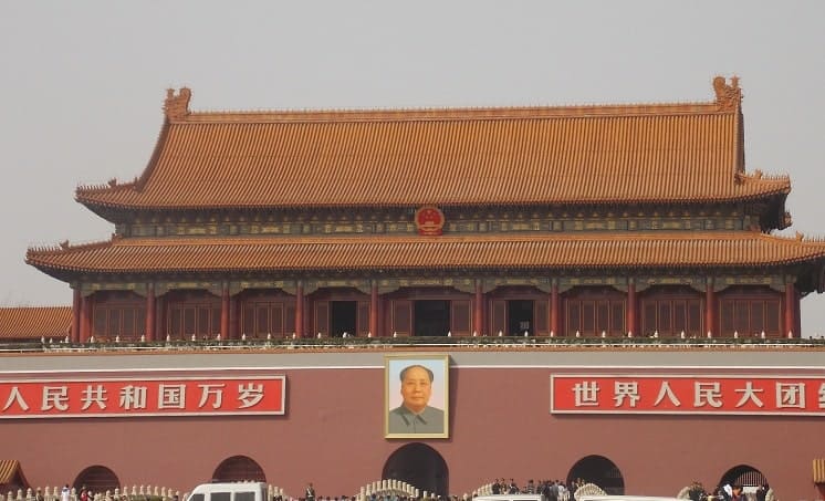 Tiananmen Square is the world’s largest public square. 