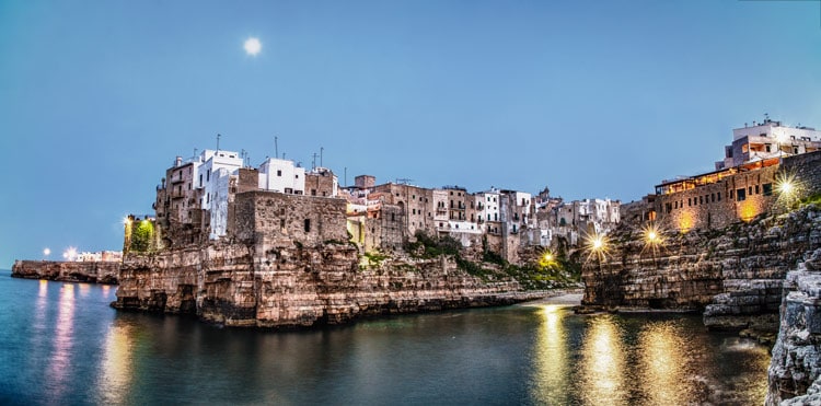 Polignano a Mare, a seaside restaurant in Puglia. © ARET Pugliapromozione - Ph. Leonardo D'Angelo